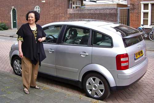 Helen Buth voor de deur Helen Buth voor de deur
